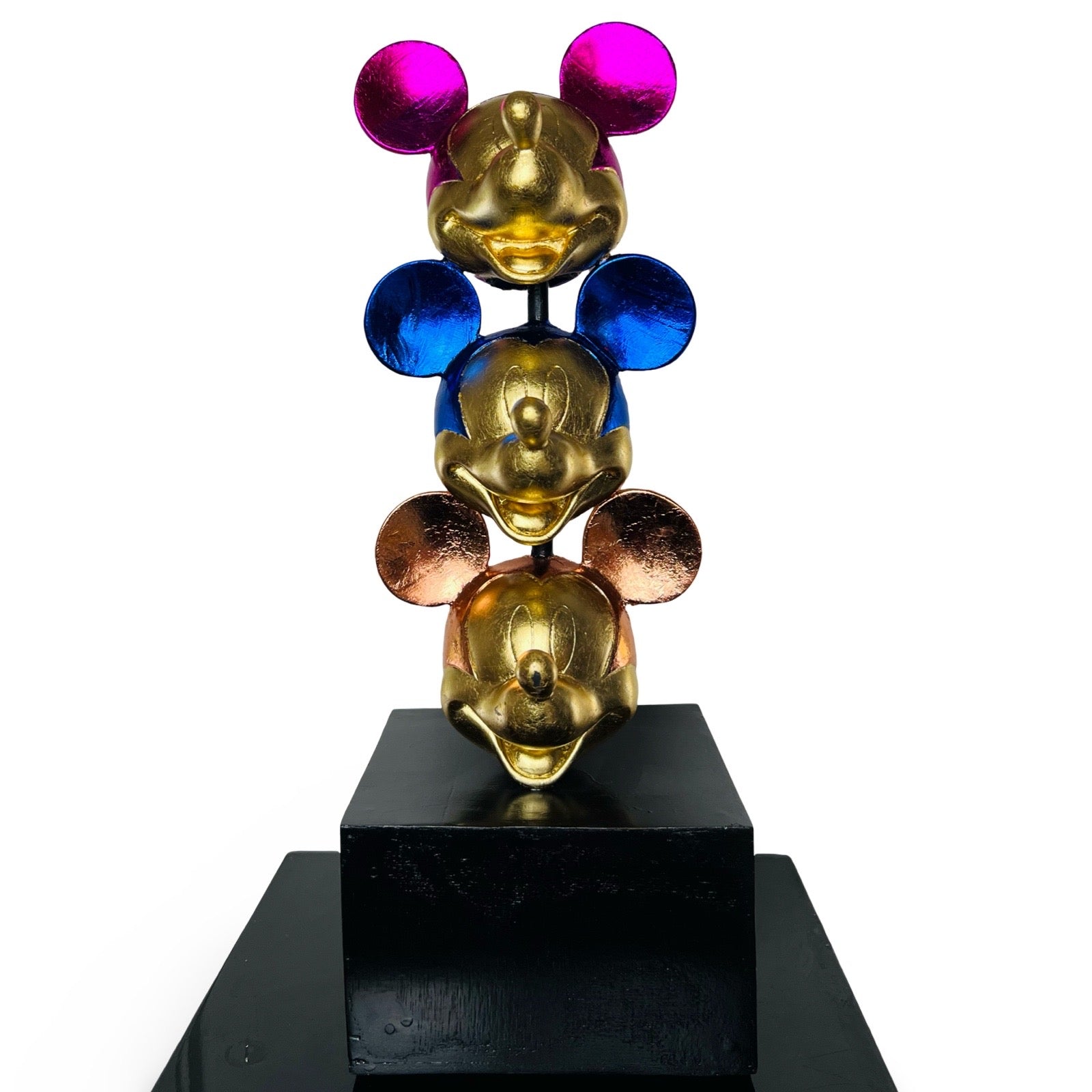 Beeld gemaakt met bladgoud van 3 Mickey Mouse gezichten op elkaar van Dion V via modernekunst