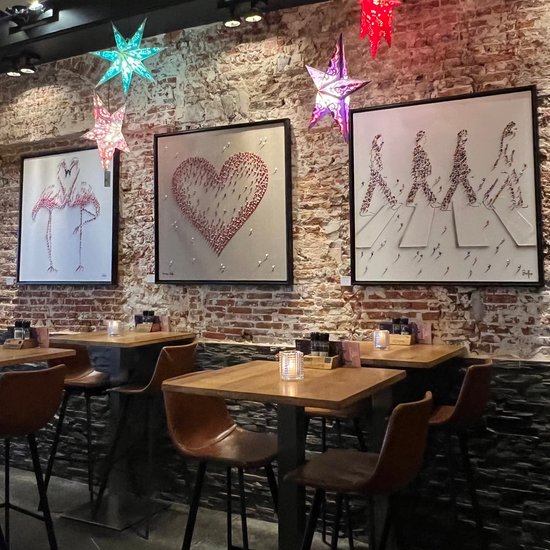 Schilderijen van Francisco Bartus aan de muur in de Stadthouder Nieuwe Rijn 13 Leiden.