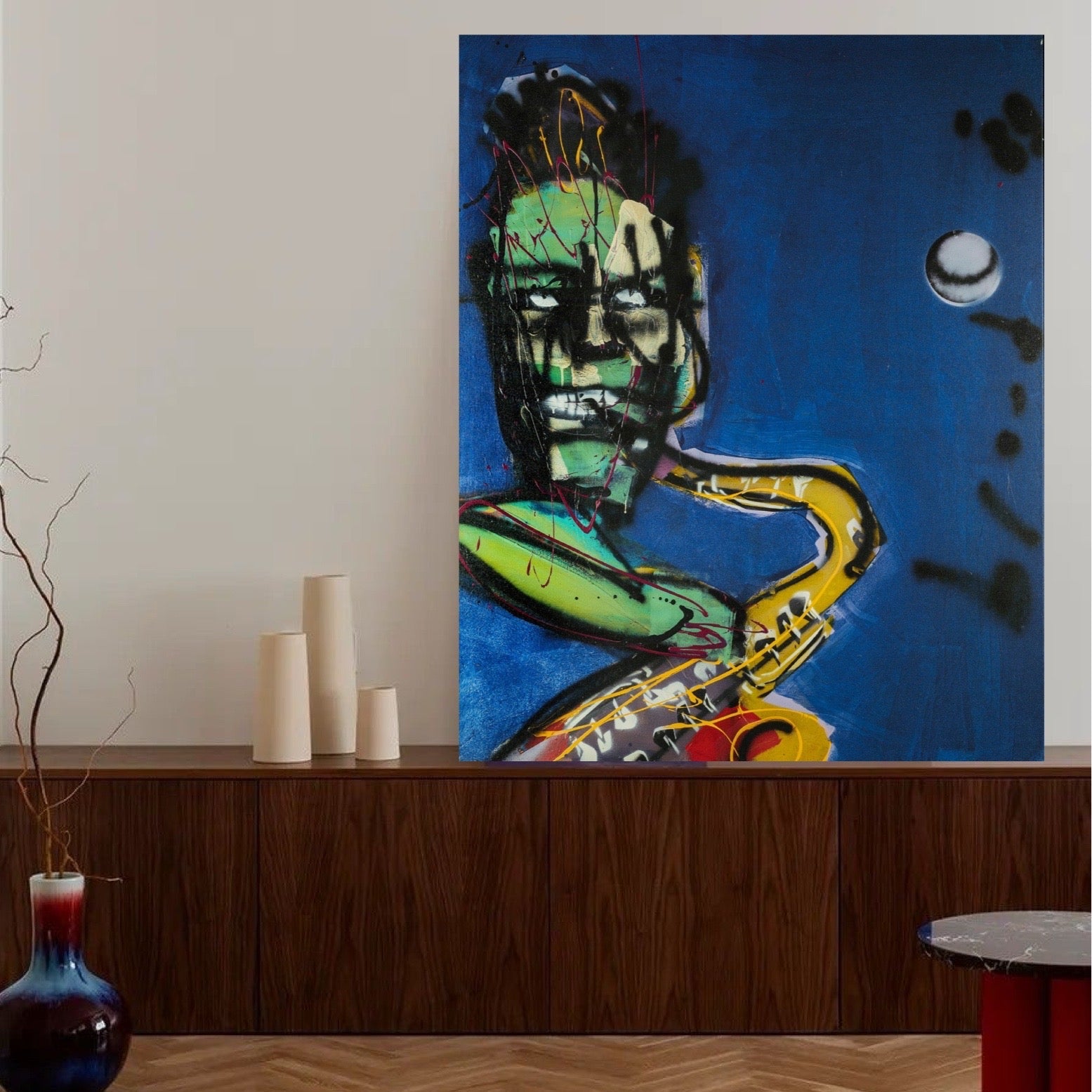 Blauw schilderij van Herman Brood saxofoon.