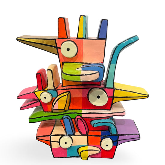 Sculptuur van Jacqueline Schafer, totempaal van vreemde vogels