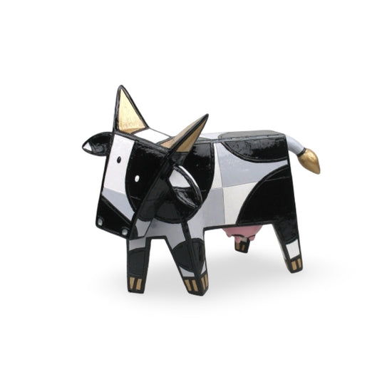 Zwarte koe sculptuur van Jacqueline Schafer.