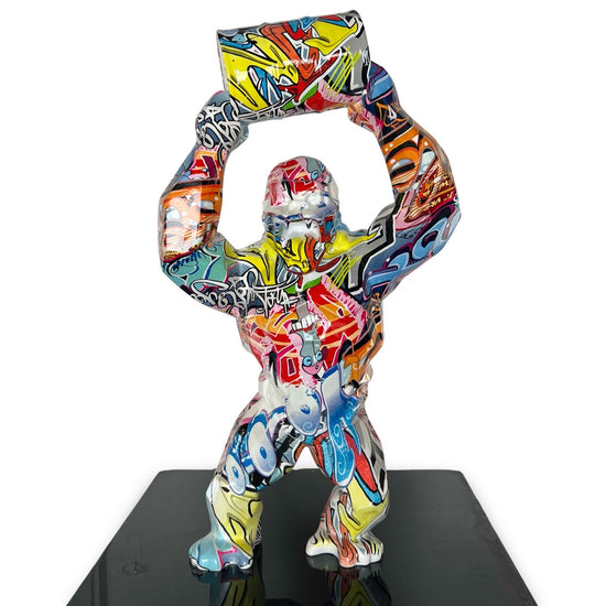 Beeld van King Kong met vat en graffiti van Van Apple via modernekunst