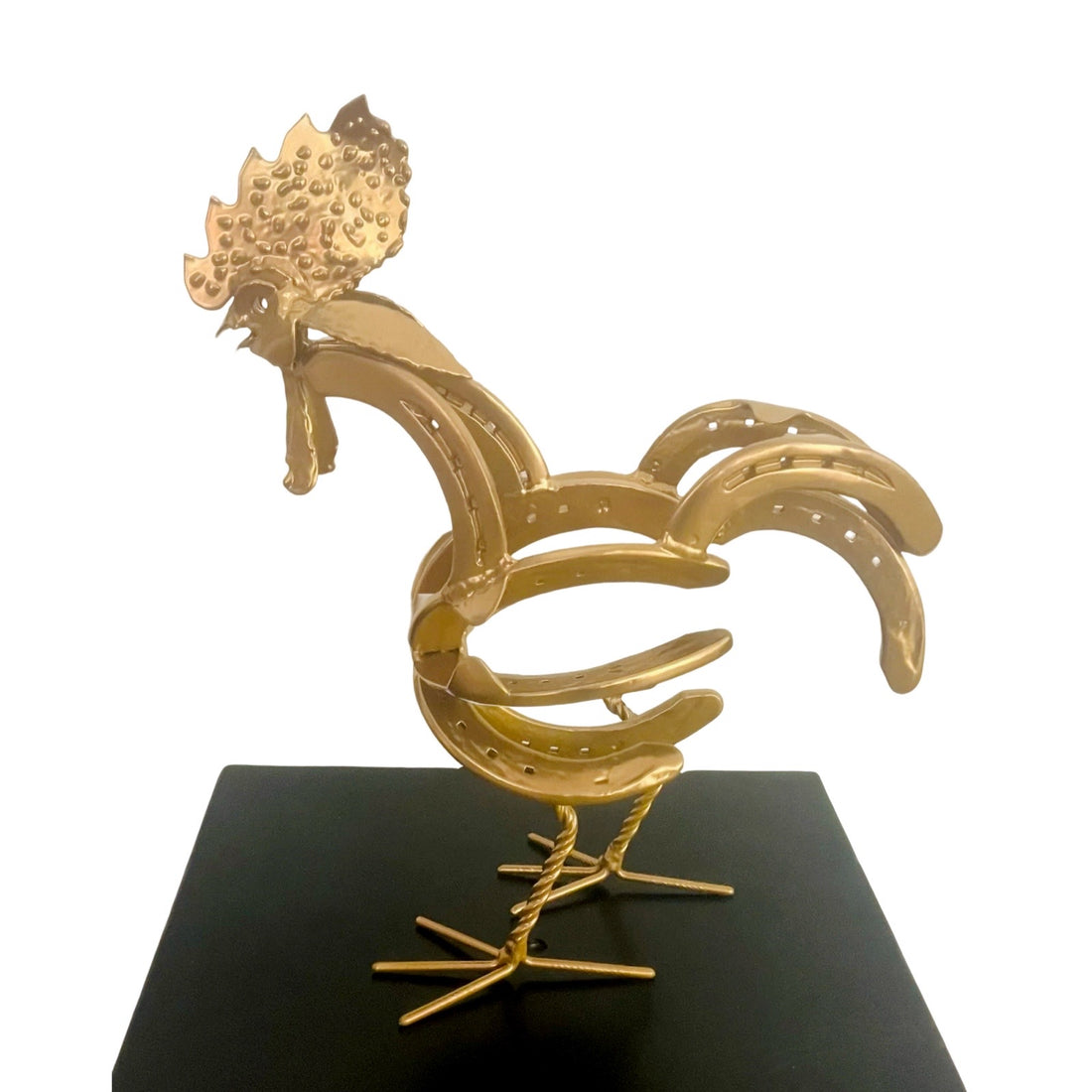 Beeld van een gouden haan gemaakt van staal via modernekunst.