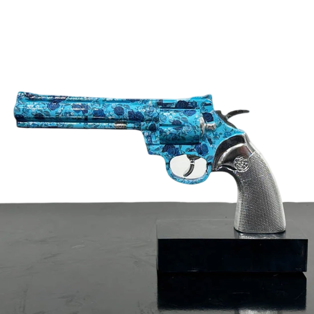 Van Apple Art 'Pop Pistol' blauwe rozen uit de Art Against War lijn