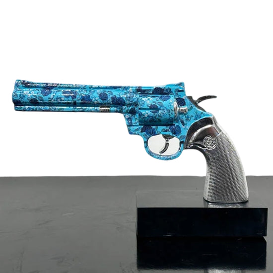 Van Apple Art 'Pop Pistol' blauwe rozen uit de Art Against War lijn