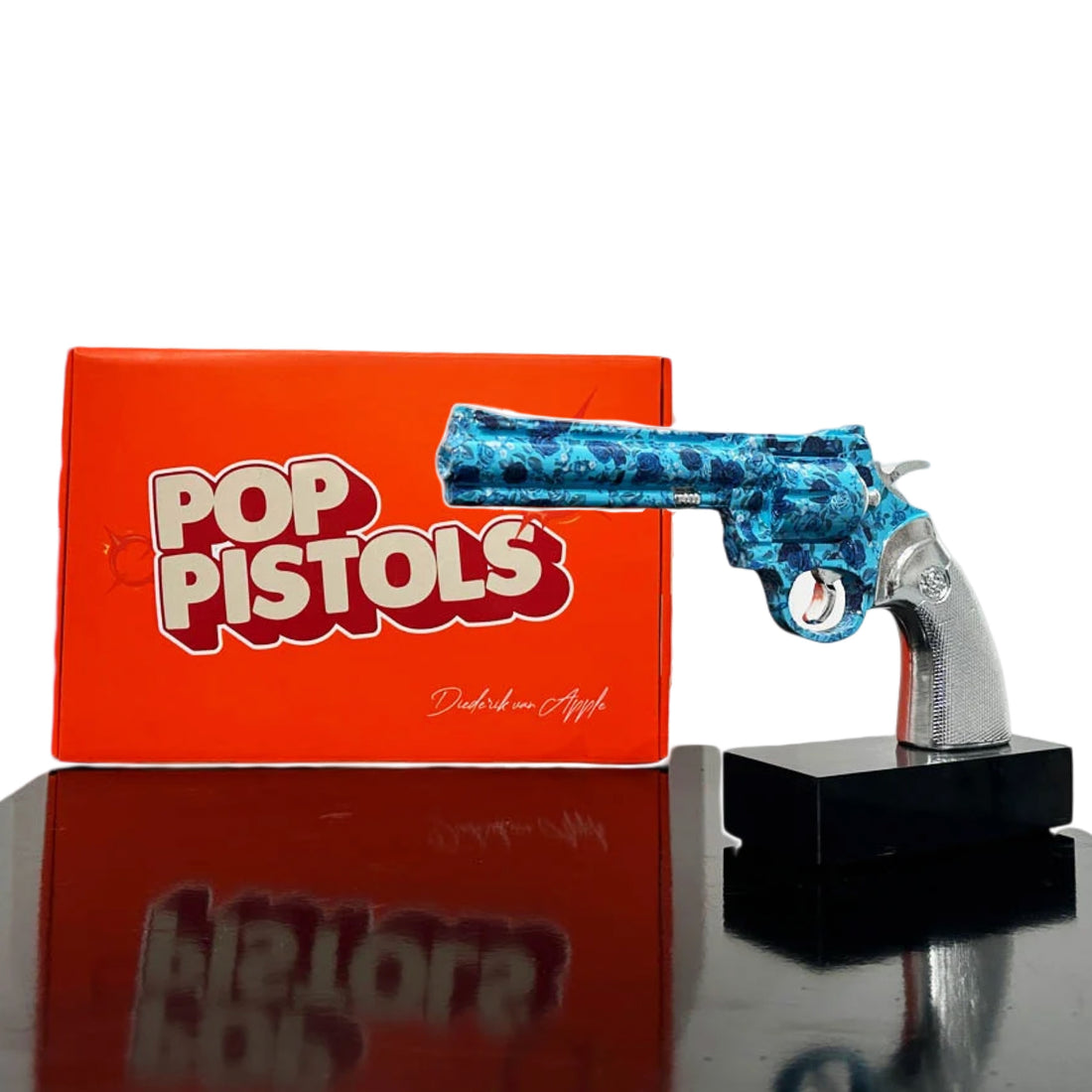 Van Apple Art 'Pop Pistol' blauwe revolver met rozen exclusief kunstobject
