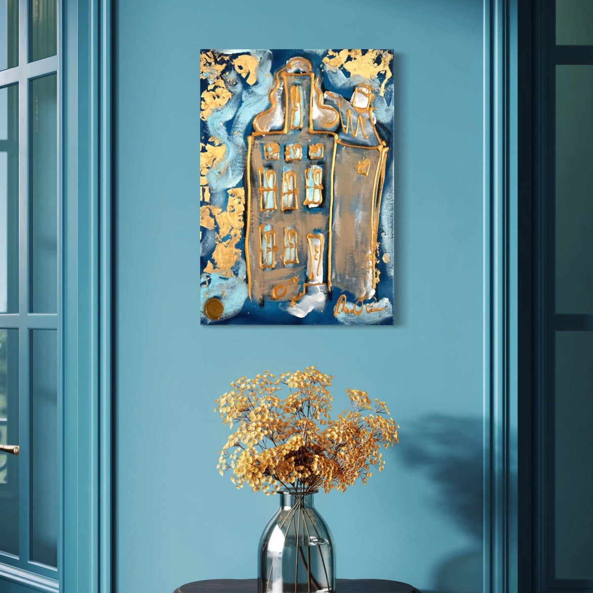 Klein schilderij van een Amsterdams grachtenpand in blauw en goud van Nederlands kunstenaar Rick Triest