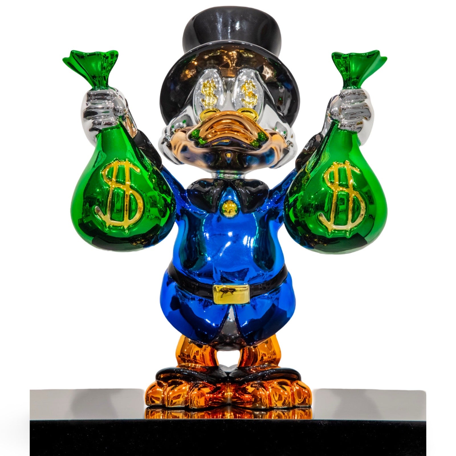 Zilveren beeld van Dagobert Duck in een blauwe jas met twee groene geldzakken in zijn handen