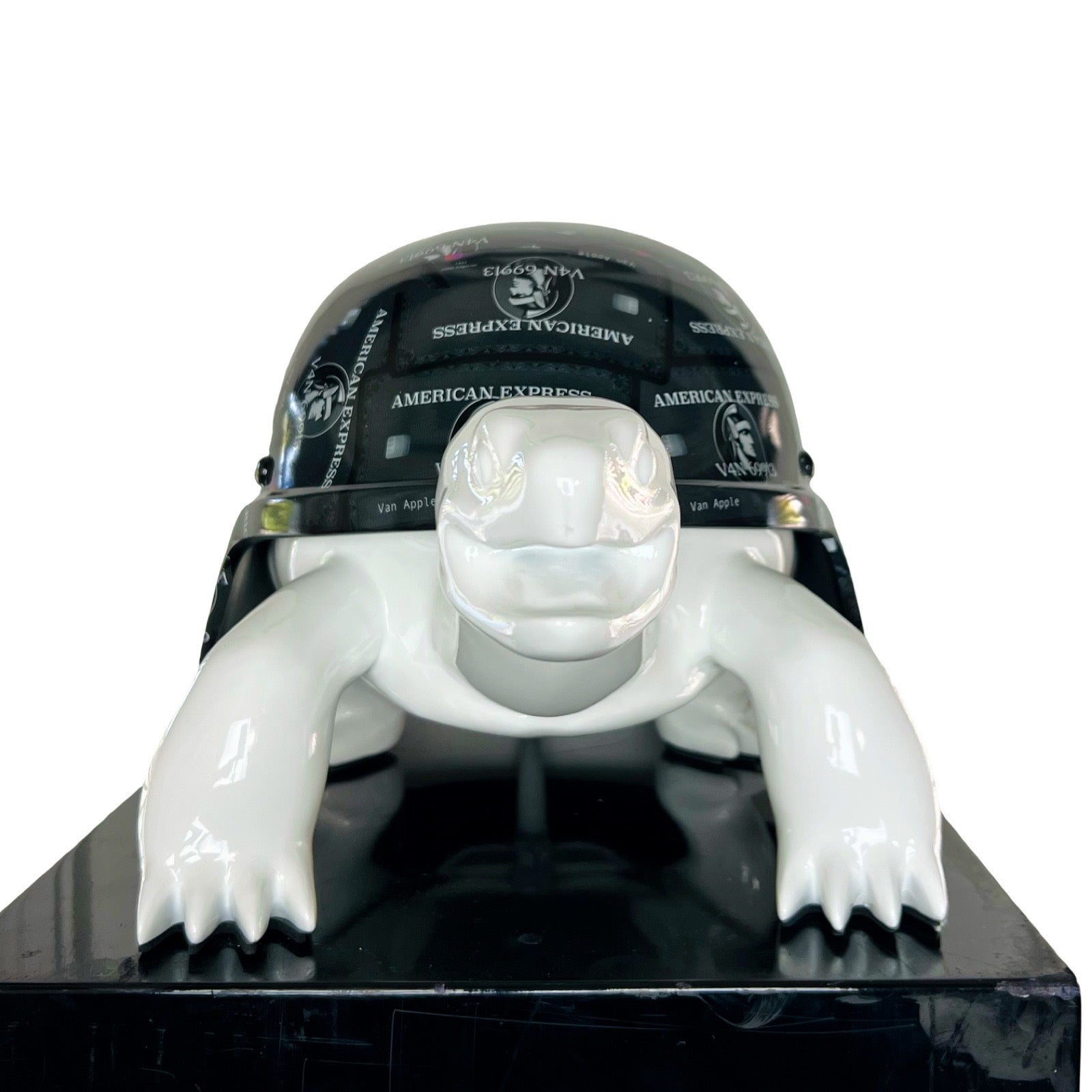 Van Apple Peace Turtle Amex White voorkant resin sculptuur