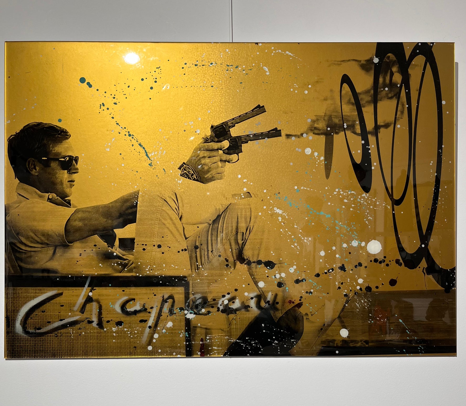 Steve McQueen met revolver schilderij met epoxy van Ronald Chapeau